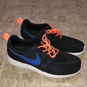 LAST WEEK TO BUY!!  NIKE ROSHE RUNS